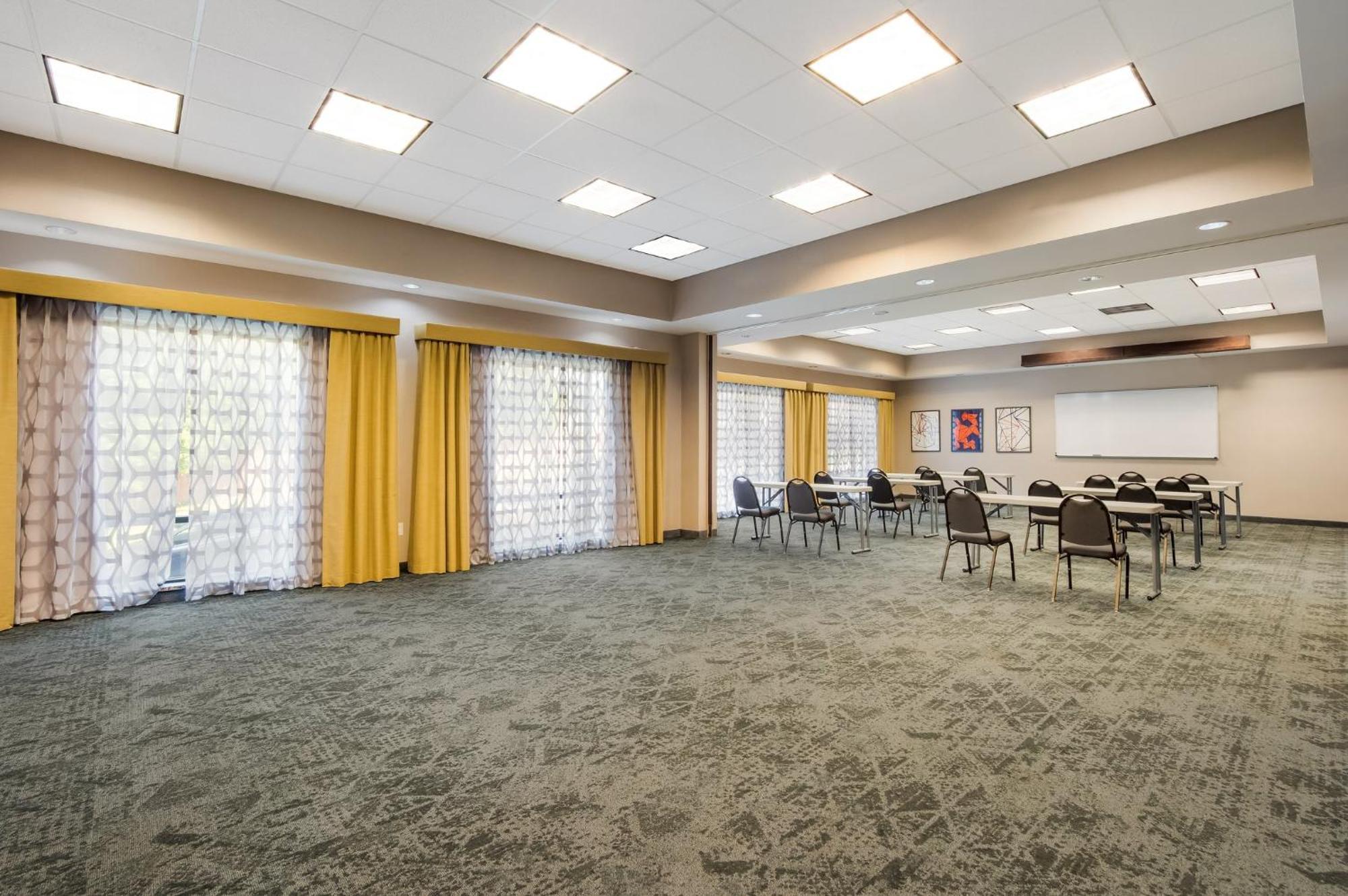 Holiday Inn Express & Suites Lexington By Ihg Bagian luar foto