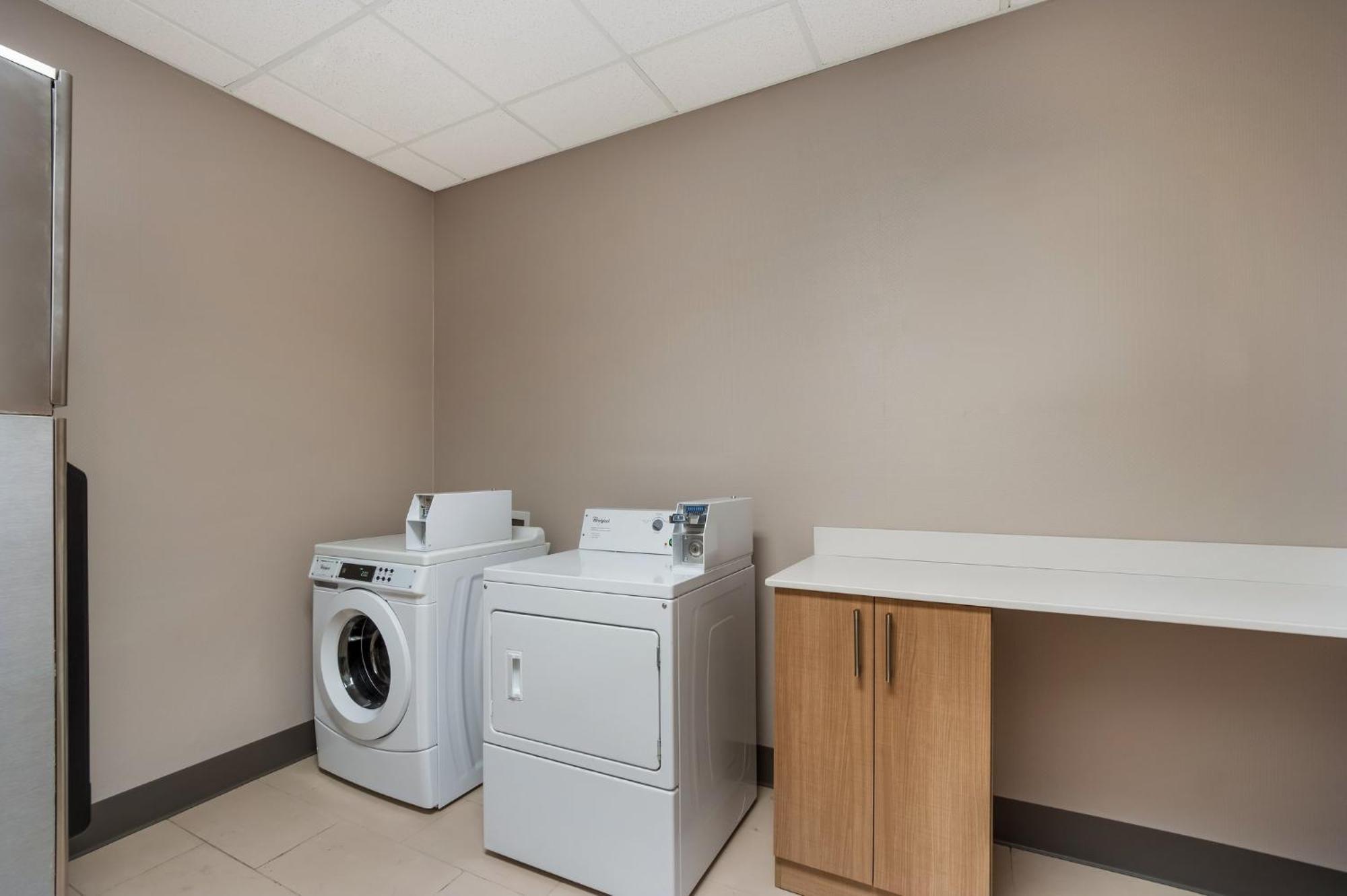 Holiday Inn Express & Suites Lexington By Ihg Bagian luar foto