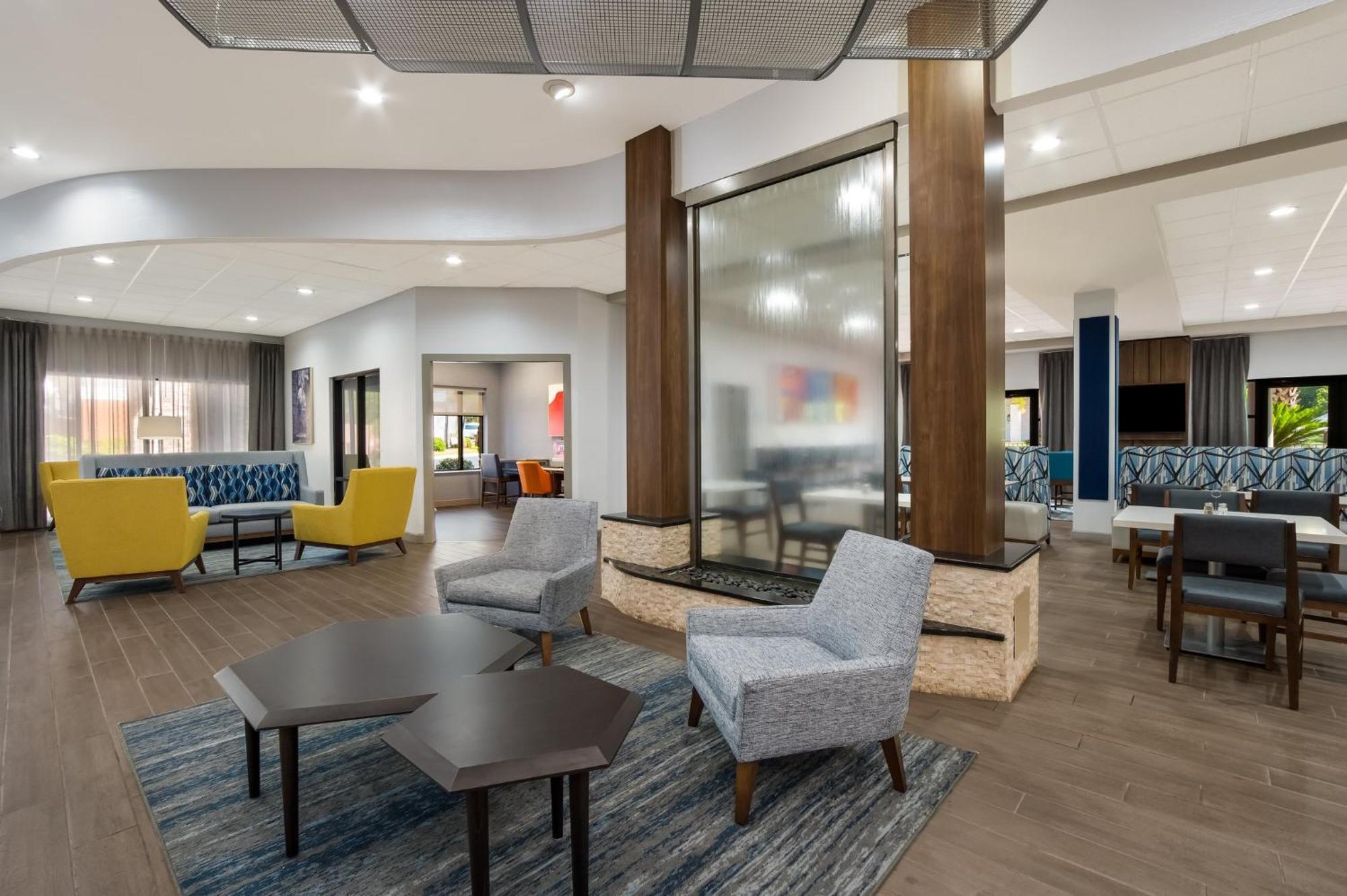 Holiday Inn Express & Suites Lexington By Ihg Bagian luar foto