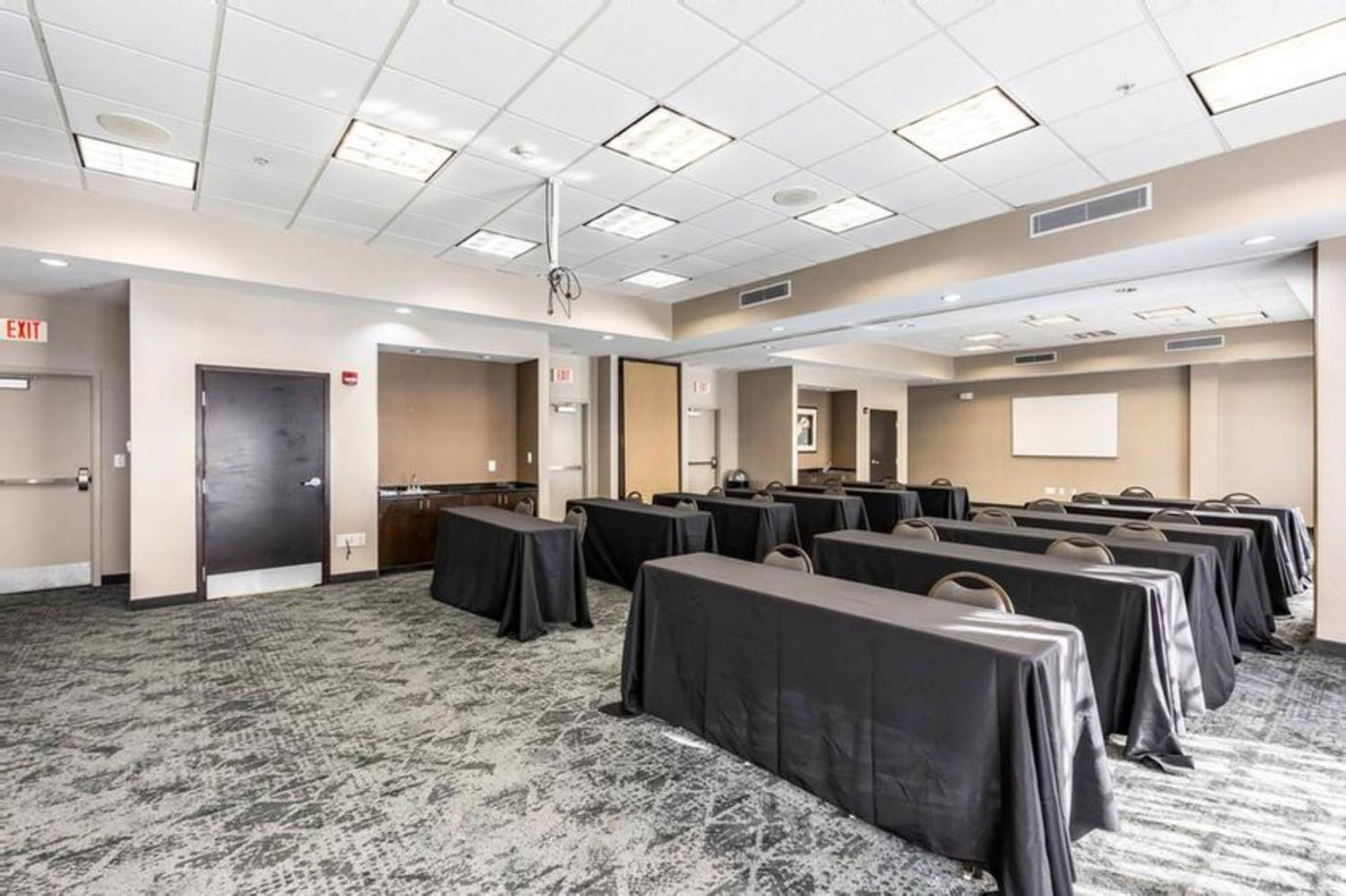 Holiday Inn Express & Suites Lexington By Ihg Bagian luar foto