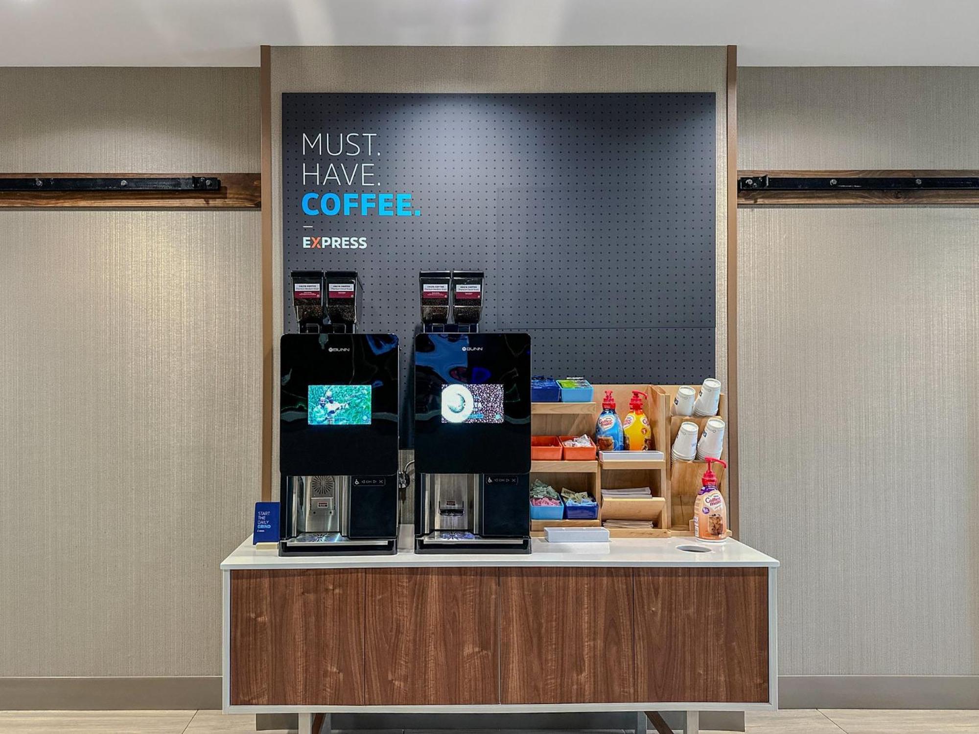 Holiday Inn Express & Suites Lexington By Ihg Bagian luar foto