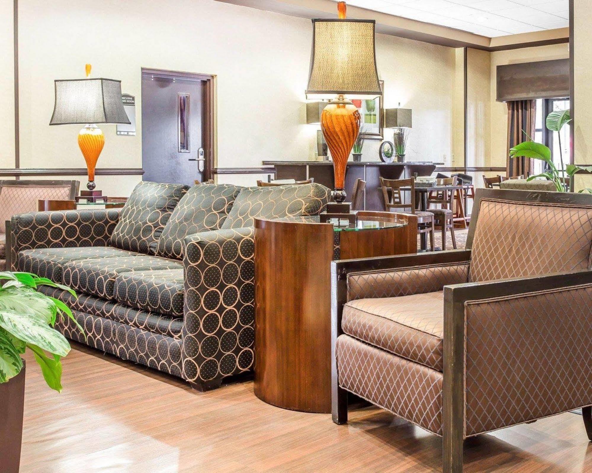 Holiday Inn Express & Suites Lexington By Ihg Bagian luar foto